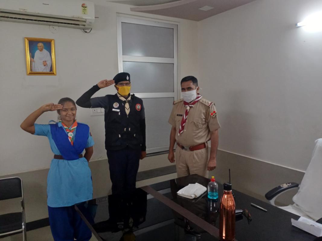 C. I. सूरसागर पुलिस स्टेशन श्रीमान किशन लाल जी विश्नोई का स्कार्फ पहनाकर कोरोना योद्धा के रूप में सम्मान कर आभार व्यक्त किया।