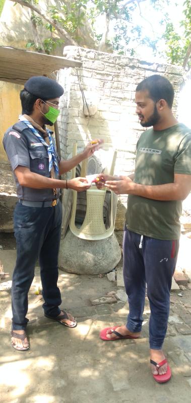 covid 19 से लड़ने के लिए सुरक्षा हेतु साबुन वितरण प्रत्येक दिन 1 घंटे सेवा कार्य हेतु सोनभद्र