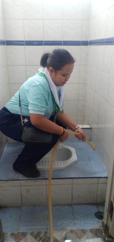 จิตอาสาทำความสะอาดห้องน้ำ