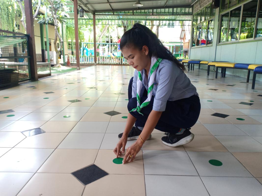 ติดสติกเกอร์เว้นระยะห่างเพื่อความปลอดภัย