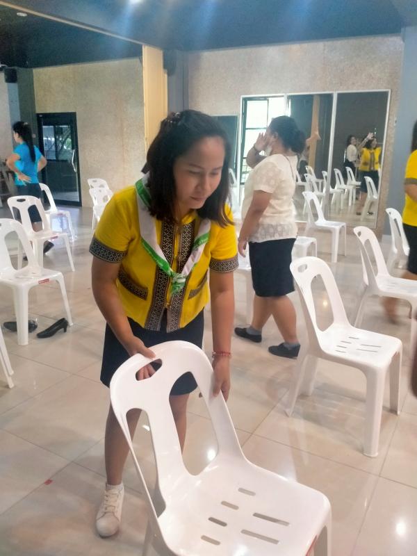 ช่วยเก็บเก้าอี้