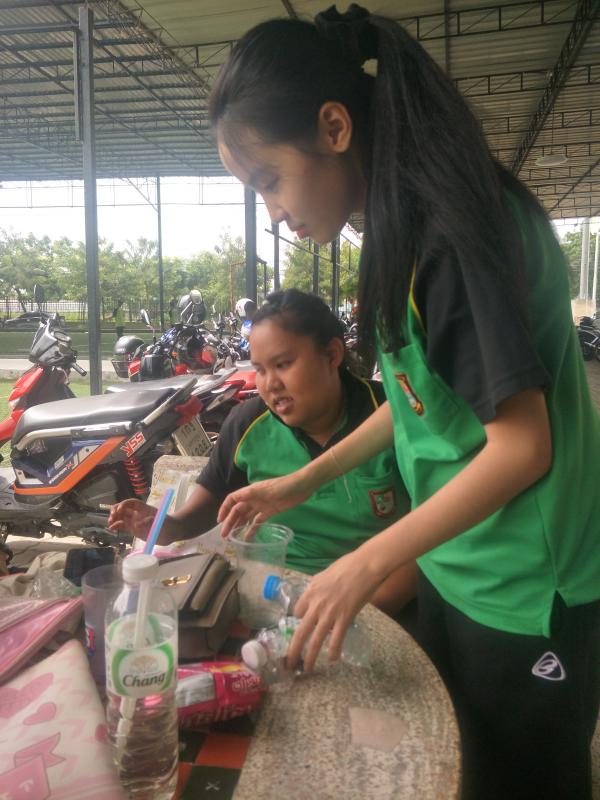 เก็บขยะไปทิ้ง