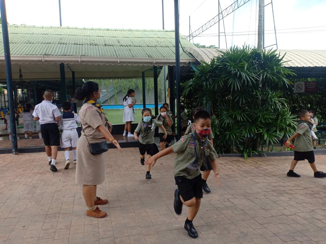 จิตอาสาช่วยนักเรียนข้ามถนน