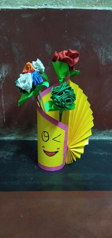 I made a paper vase.