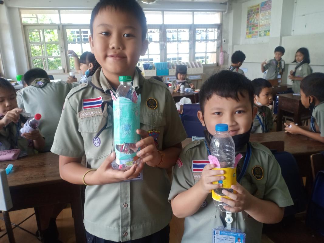 ประดิษฐ์ที่ใส่ดินสอจากวัสดุที่ใช้แล้ว