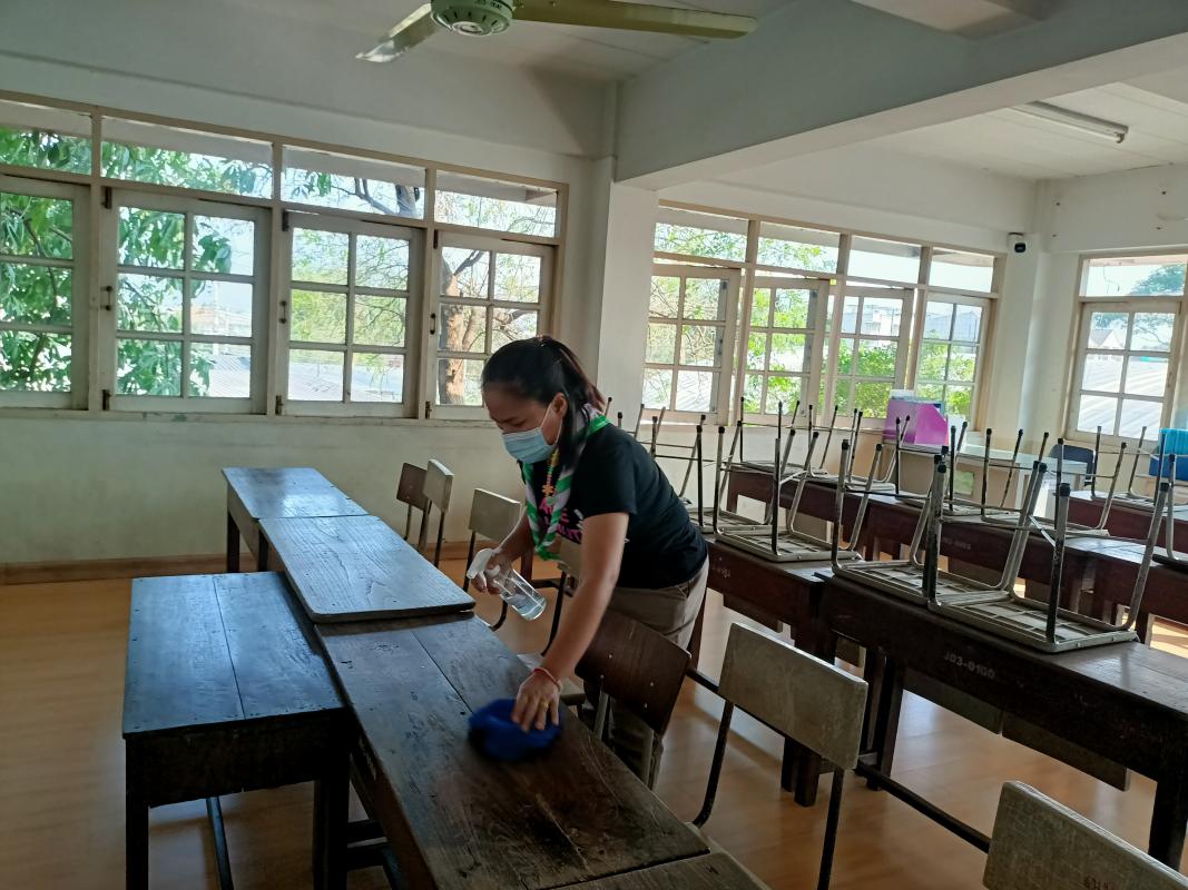 ทำความสะอาดโต๊ะเรียน