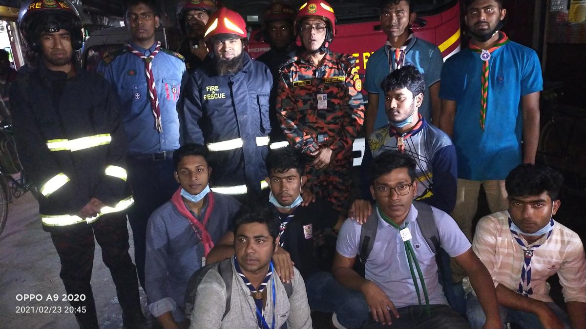 ফায়ার সার্ভিসের কর্মীদের সাথে আগুন নিভানোর কাজে সাহায্য করা।