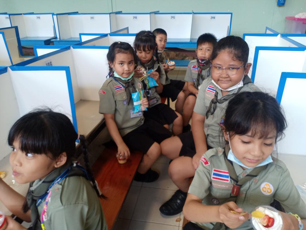 จิตอาสาแจกนมและขนม