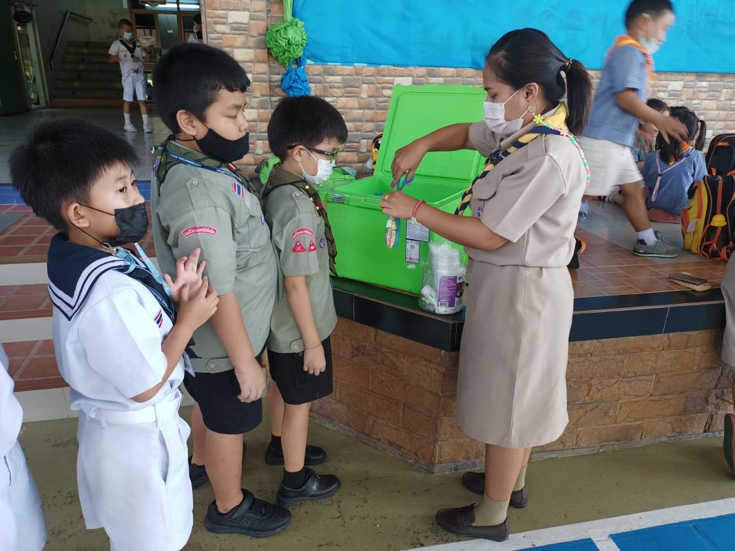 ช่วยตัดนมให้นักเรียน