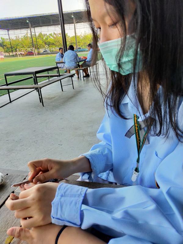 ตัดเล็บให้เพื่อน