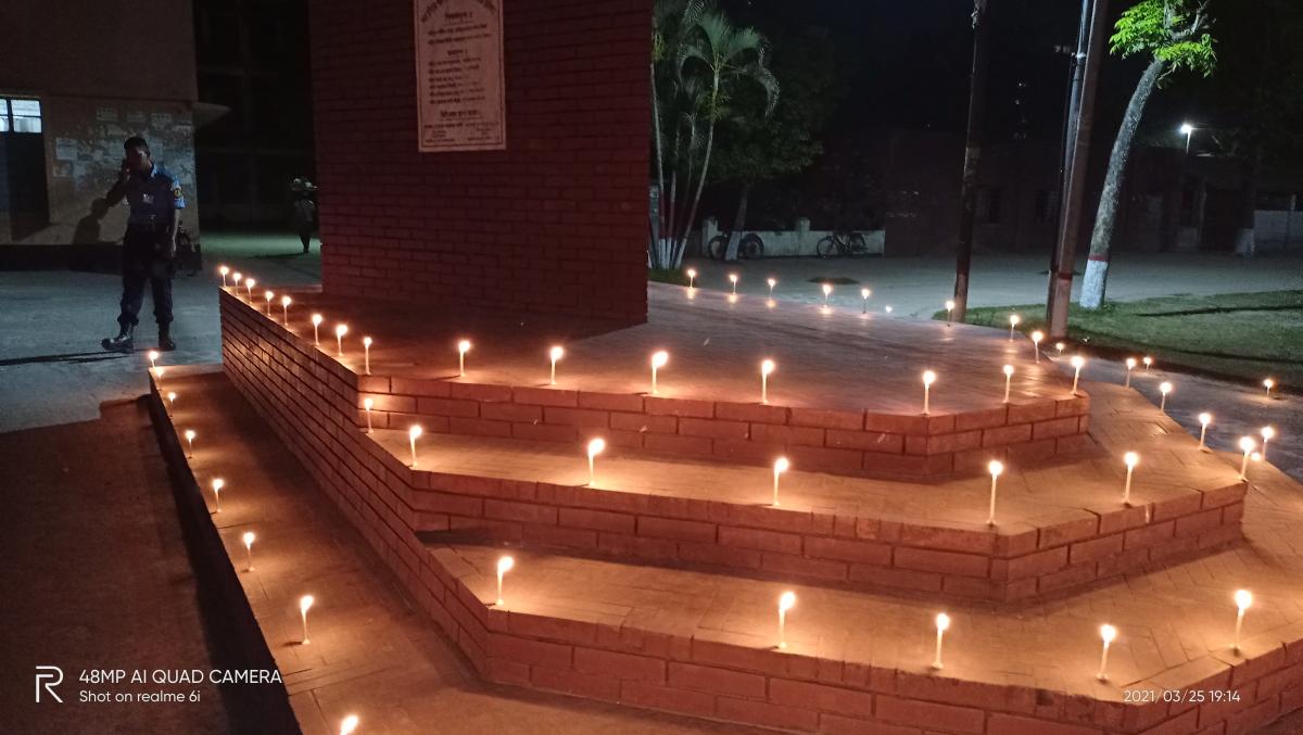 ব্লাক আউটে মোমবাতি প্রজ্বলন 