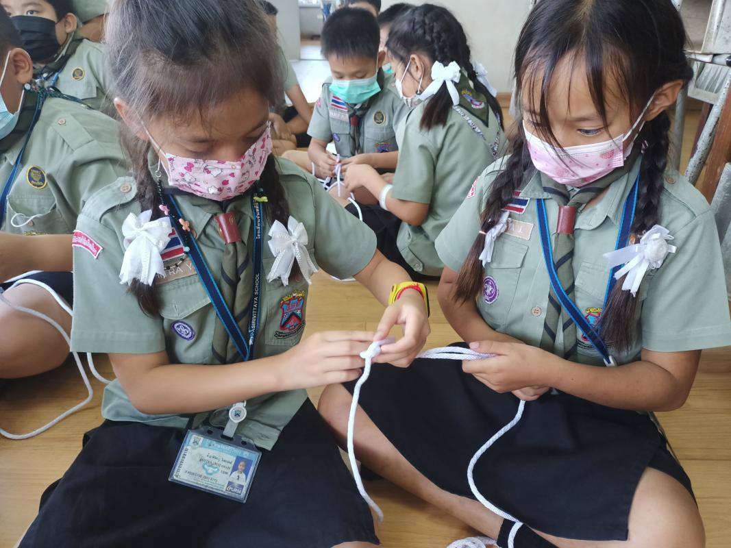 ช่วยเพื่อนผูกเงื่อน