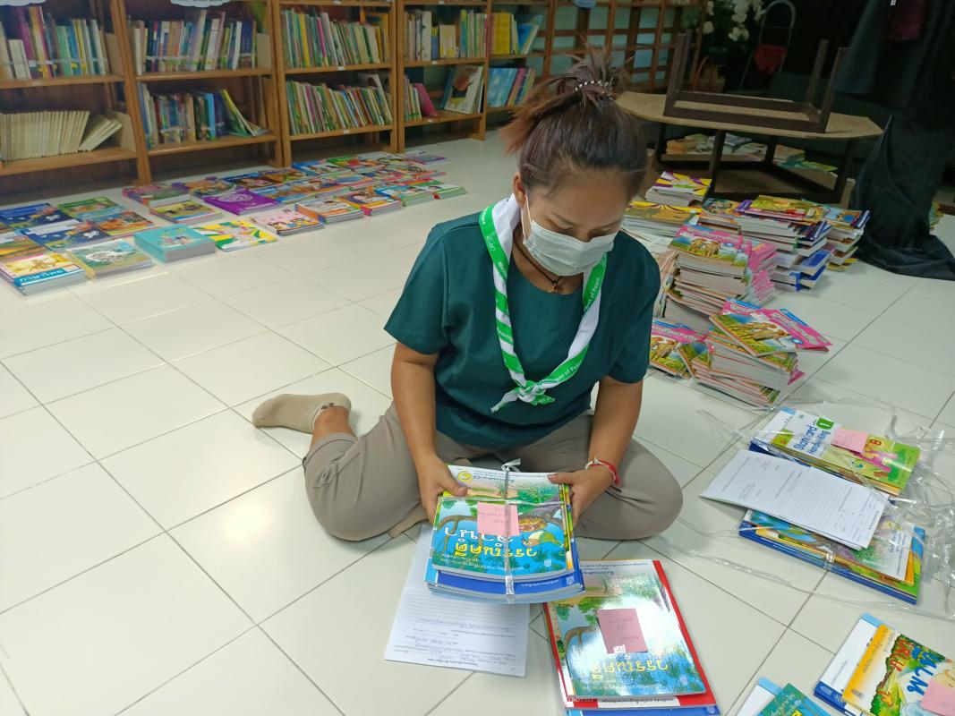 จิตอาสา จัดเตรียมหนังสือให้นักเรียน