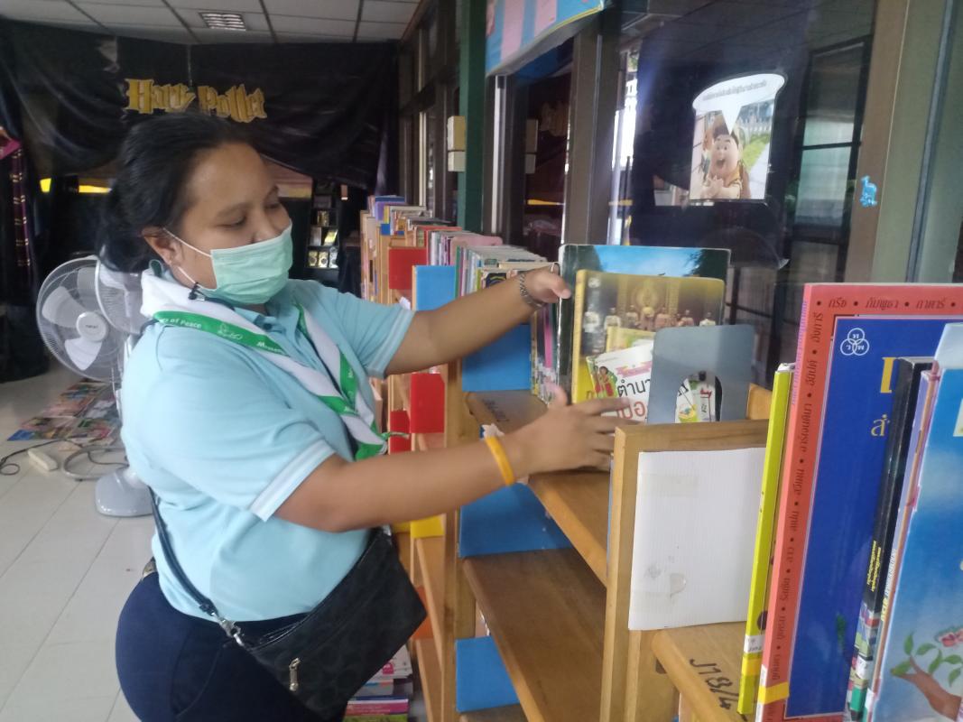 จิตอาสาจัดหนังสือ