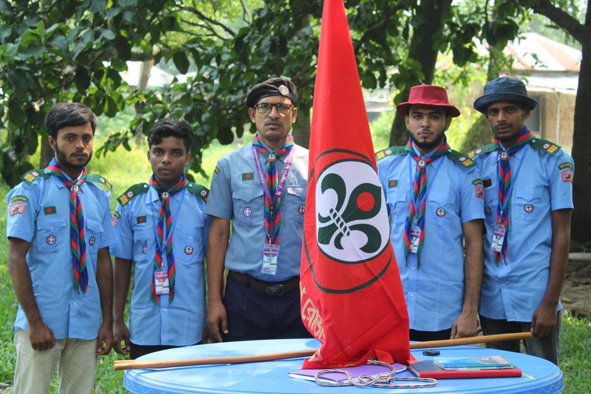 Volunteers celebrate Big Cleaning day Project.