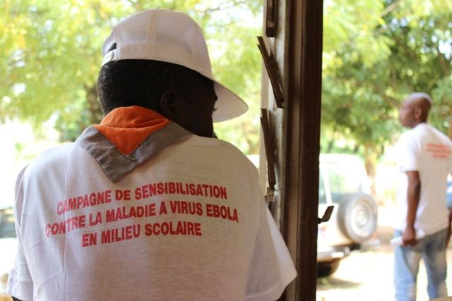 LES SCOUTS ET LES VOLONTAIRES DE LA CROIX ROUGE DISENT NON à l’EBOLA