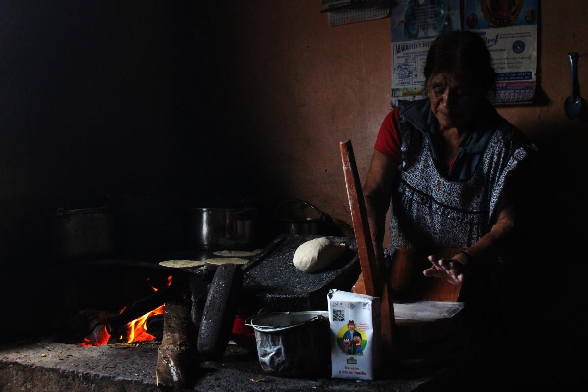 Entrega de despensas a adultos mayores