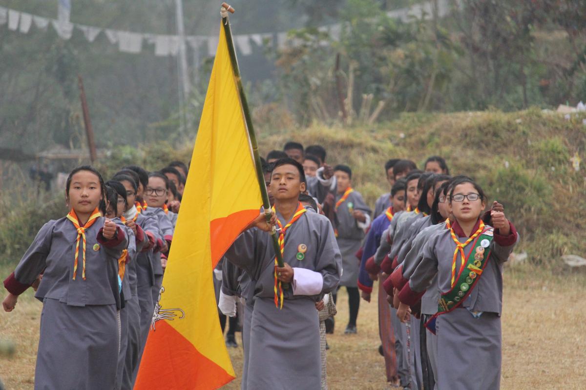 Gotong royong membersihkan kawasan jalan raya maktab sabah
