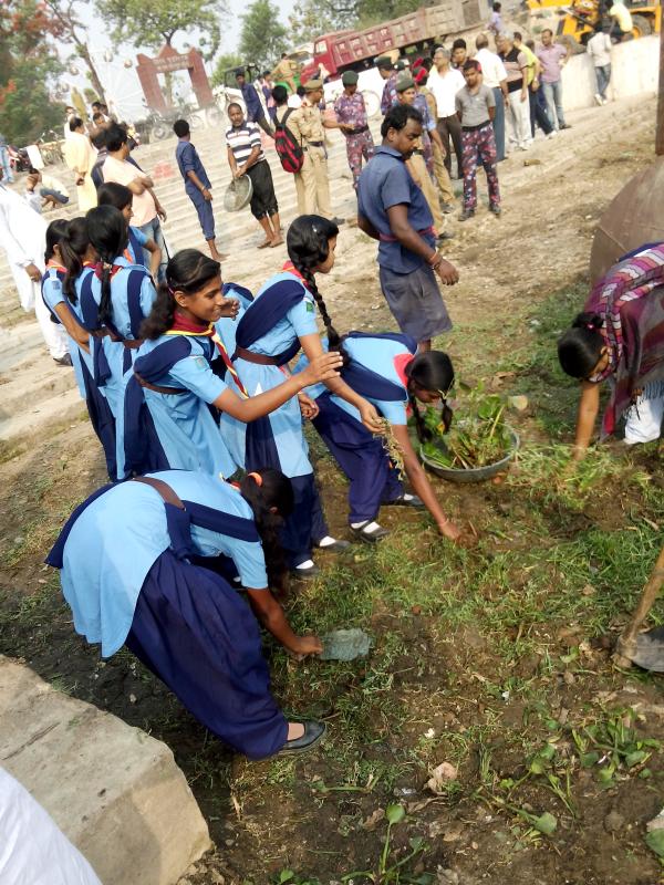 भारत स्काउट और गाइड पूर्वी चंपारण के स्काउट और गाइड ने ऐतिहासिक मोतीझील की सफाई की