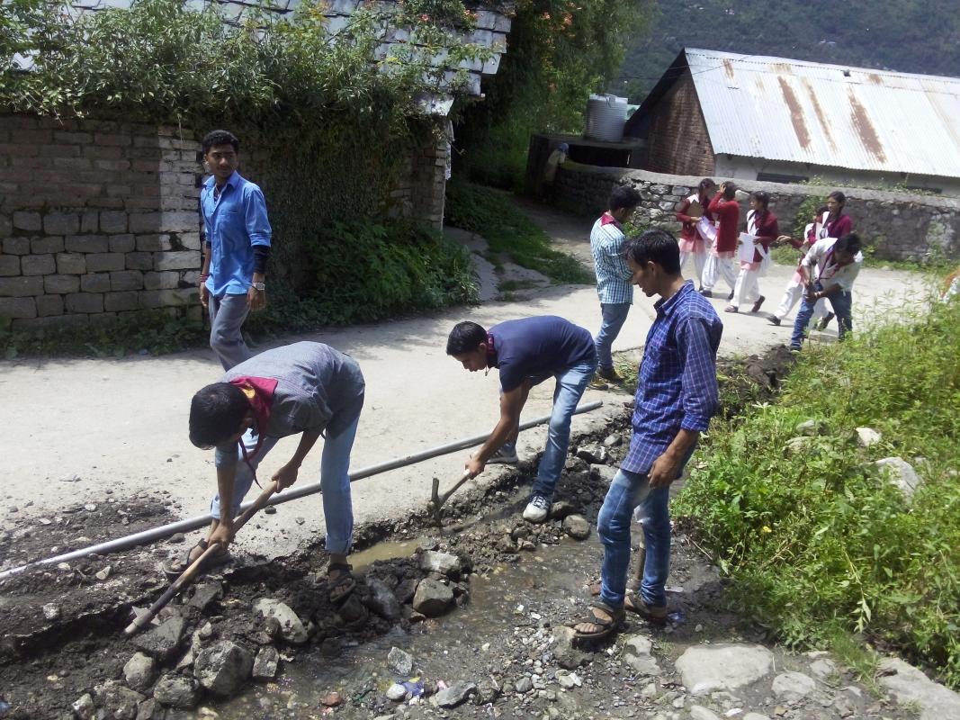 जवाहरलाल नेहरु महाविद्यालय में टेलीफोन केबल बिछाई के लिए श्रमदान 