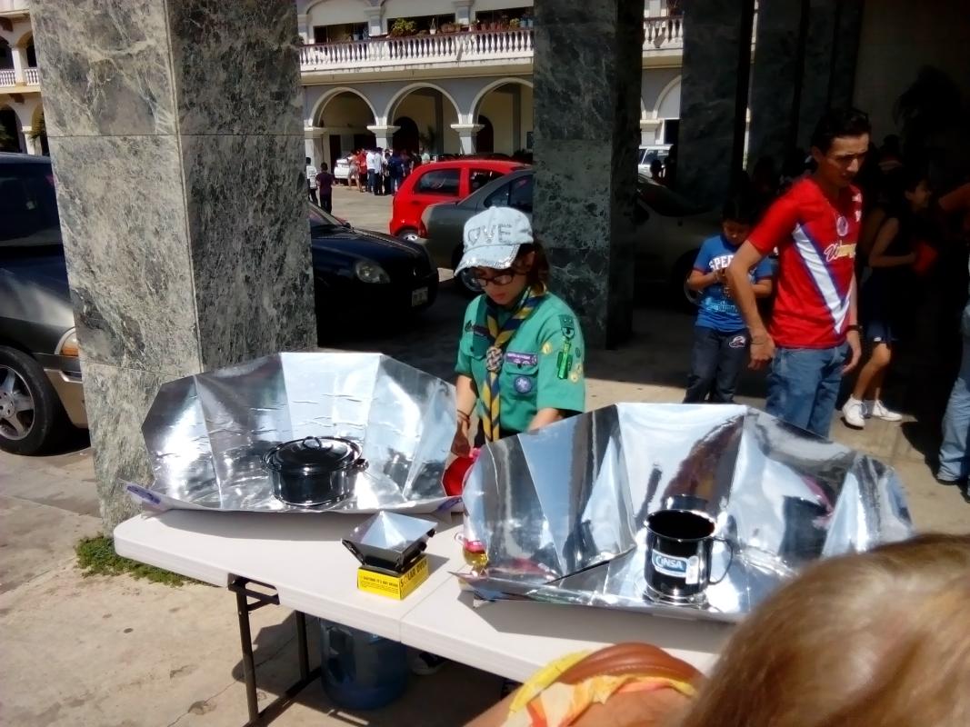 Presentación de cocina solar a la comunidad de la Divina Providencia
