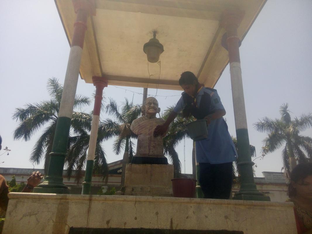 नगर पालिका फ़ैज़ाबाद के पार्को की हो रही सफाई।