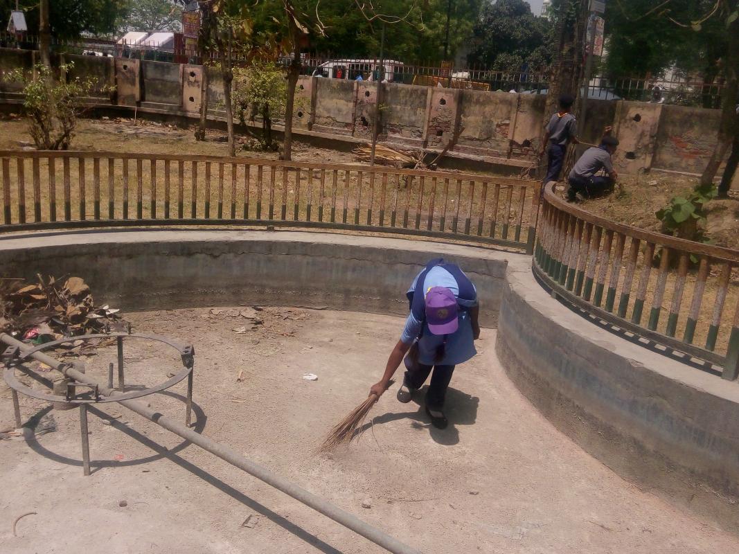 नगर पालिका फ़ैज़ाबाद के पार्को की हो रही सफाई।