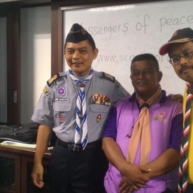 menjalankan latihan untuk adik adik pengakap di sek men gali raub pahang