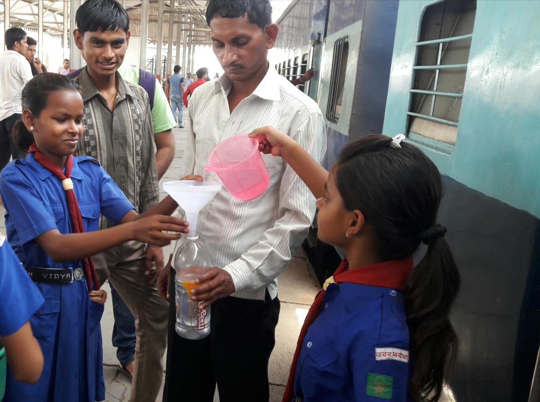 तृतीय चरण के निःशुल्क जल प्याऊ शिविर  में इंडियन स्काउट/गाइड ग्रुप के सदस्यों ने उत्शाह पूर्वक किया यात्रियों की सेवा।