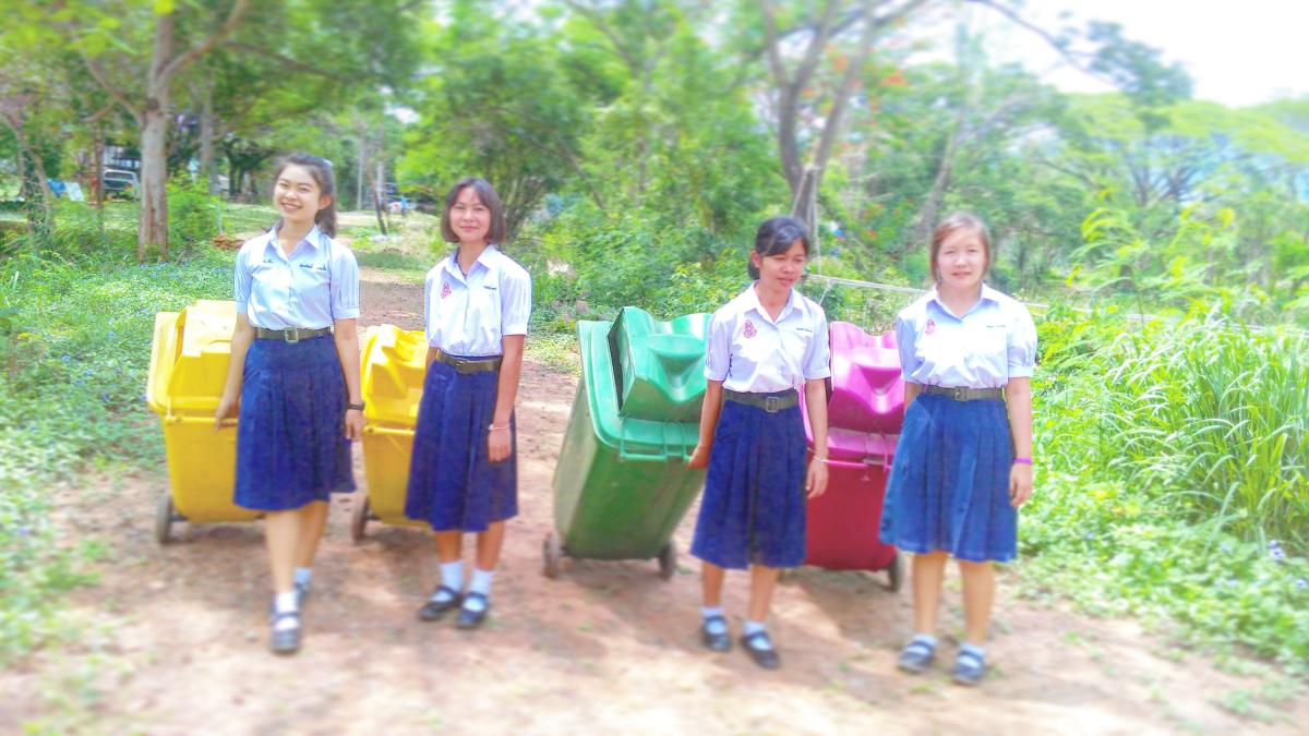 ม.6/3 ร่วมกันเก็บขยะรอบบริเวณโรงเรียนเจียงทองพิทยาคม