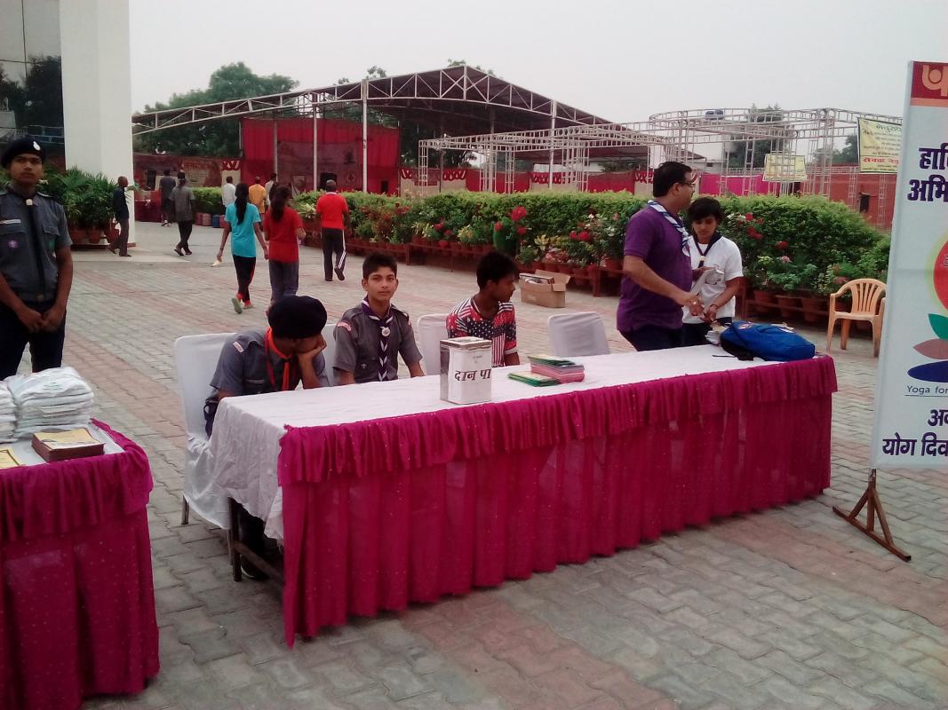 योग शिविर में सेवा करते स्काउट/गाइड 