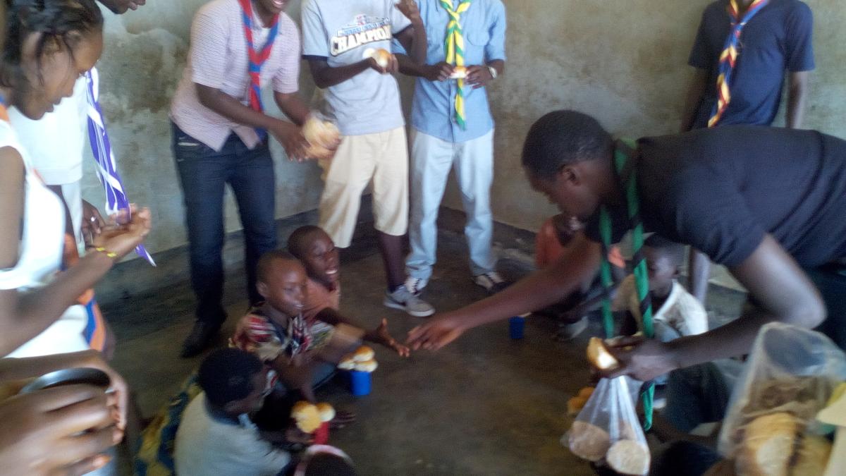 Partage du pain avec les enfants de la rue