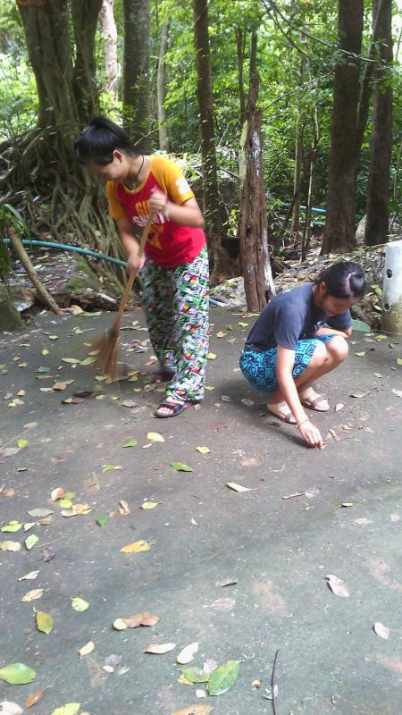 ทำความสะอาดบริเวณวัดถำ้วัวแดง