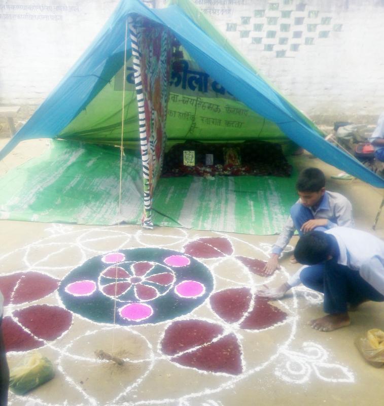 स्काउटिंग के माध्यम से स्काउट/गाइड ने जीवन जीने की कला का ज्ञानार्जन किया।