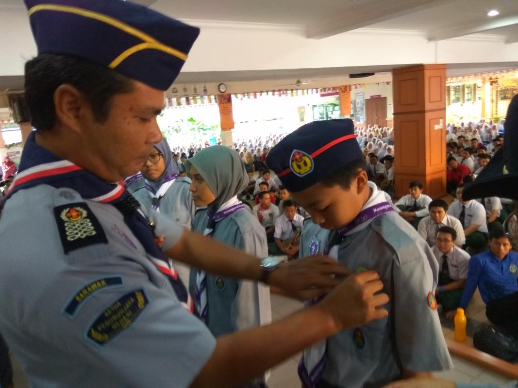 Penyampaian sijil dan lencana