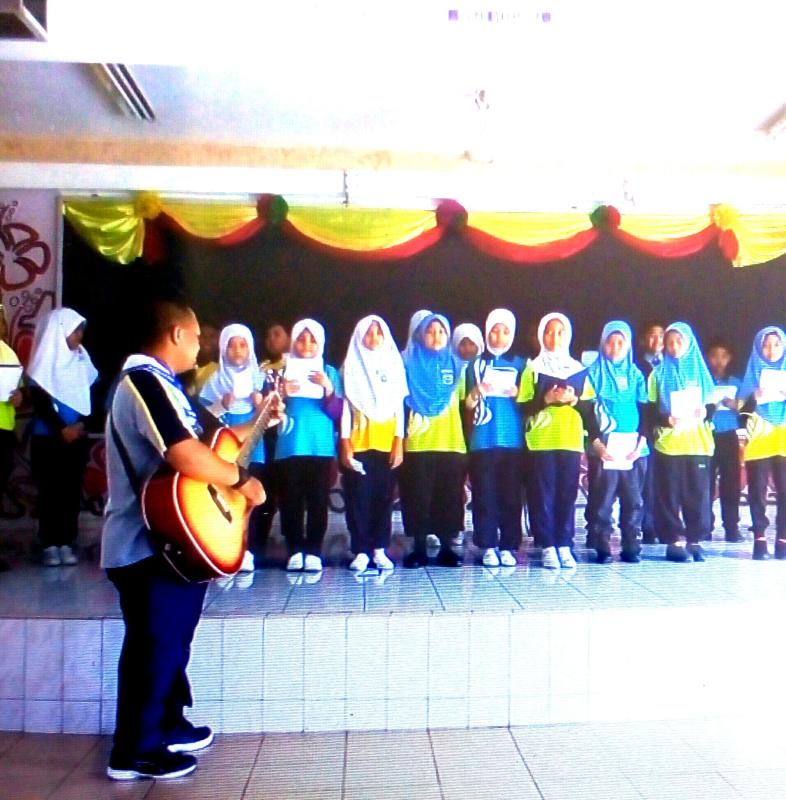 Latihan nyanyian lagu "bertemu dan berpisah" untuk majlis persaraan seorang guru.