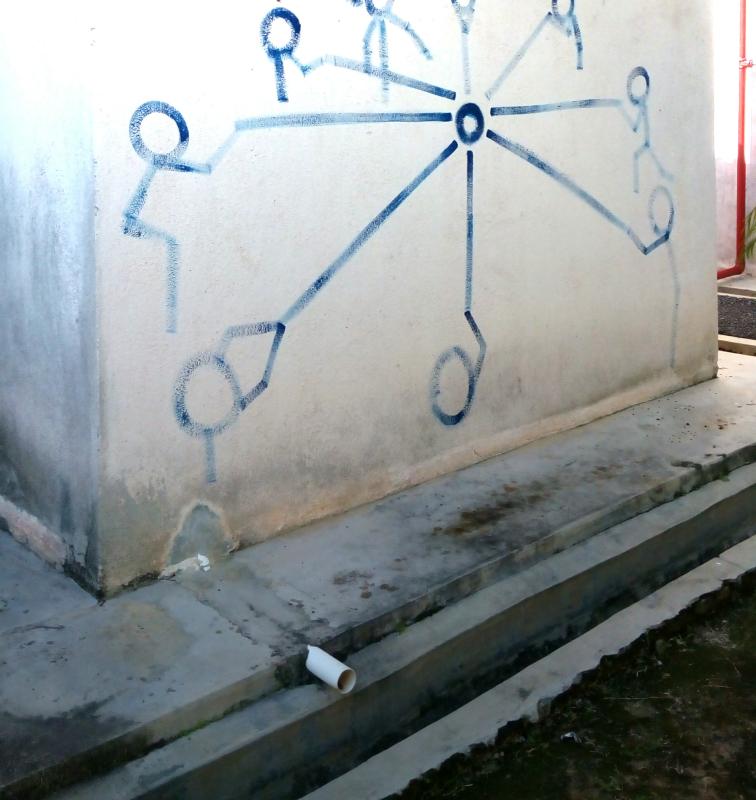 Proses lakaran dan catan mural "networking" pada dinding.