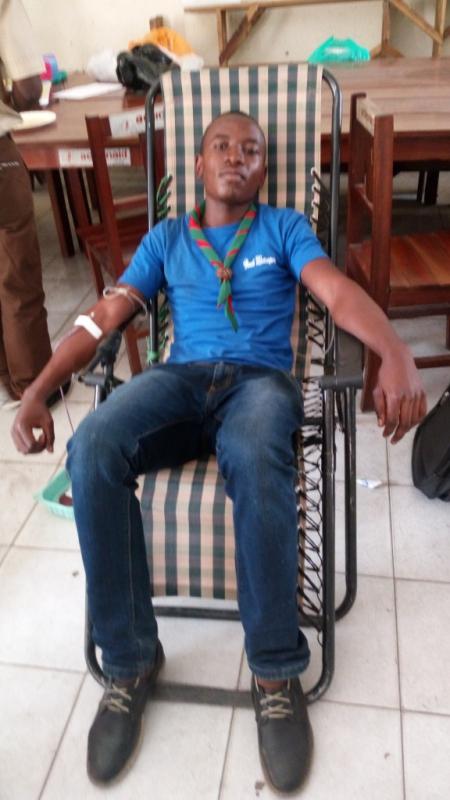 Don bénévole du sang sous le thème créons un monde meilleur en donnant bénévolement son sang pour sauver les vies humaines