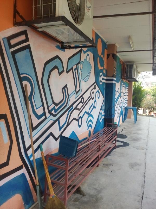 Naik taraf dan menceriakan bilik ict.