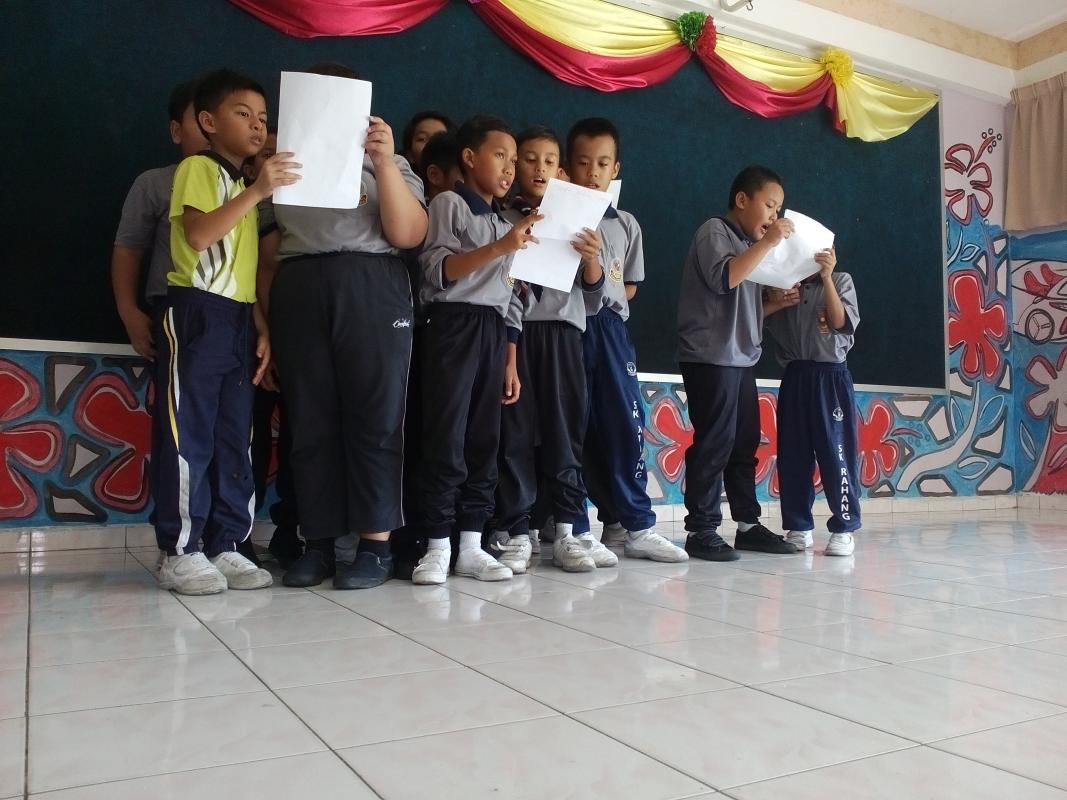 Belajar menyanyi lagu-lagu Pengakap.