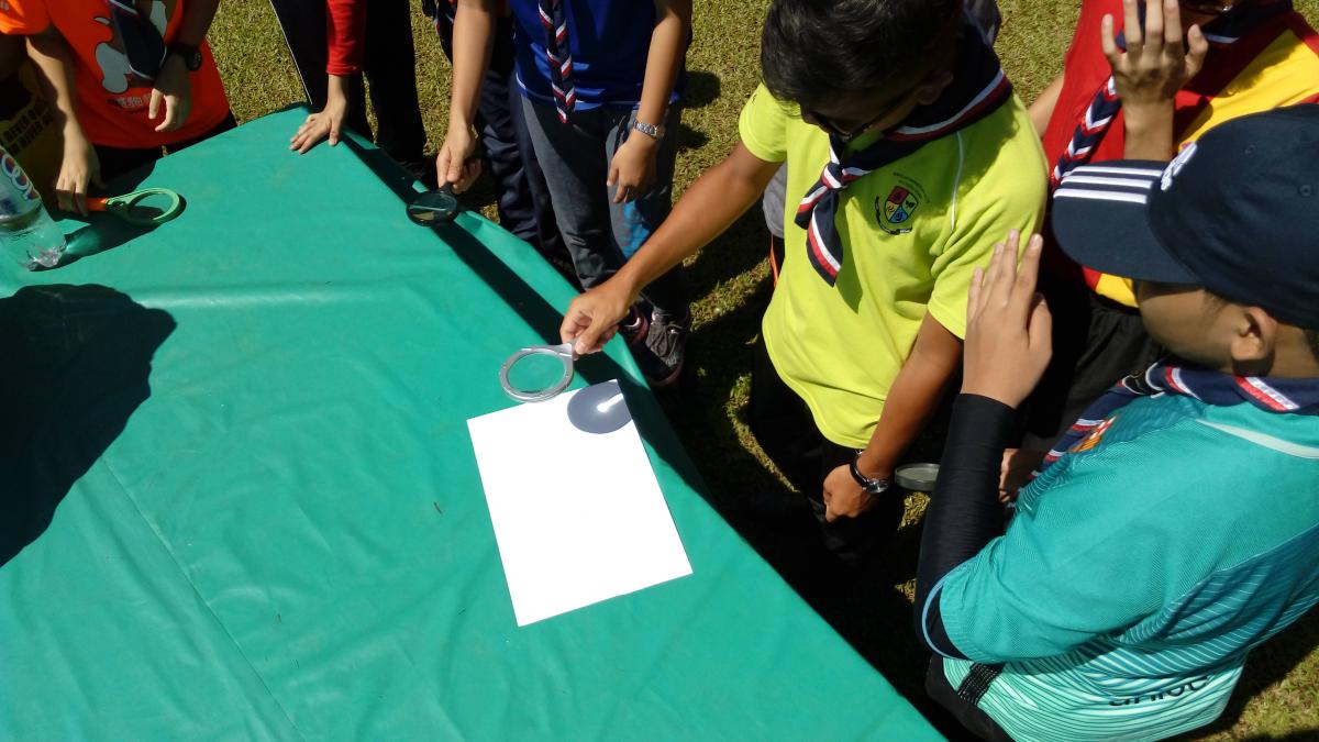 Drawing using Magnifying Glass at Solar Camp Malaysia's 1st 2017