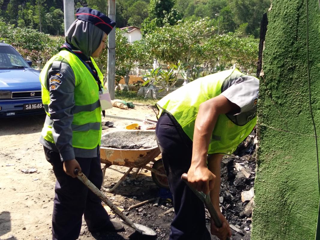 Gotong royong membersihkan tanah perkuburan.