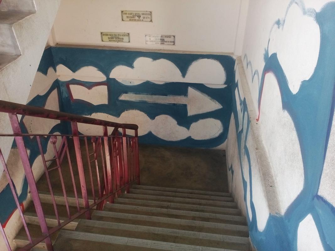 Projek seni sekeliling tangga
