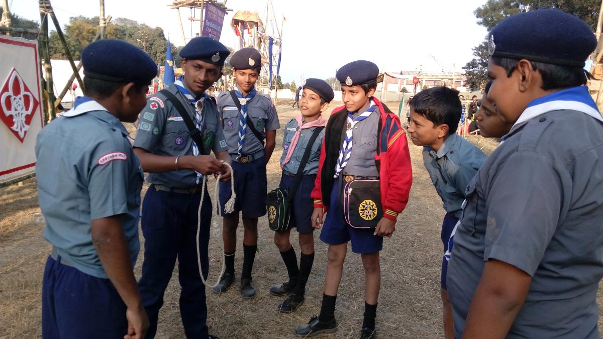 Teaching about knotting to the aspirant scout