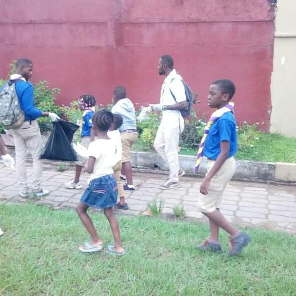 ENVIRONNEMENT: PROTECTION DE LA PLANÈTE TERRE CONTRE LES  DÉCHETS PLASTIQUES; LES ENFANTS NOUS SENSIBILISENT