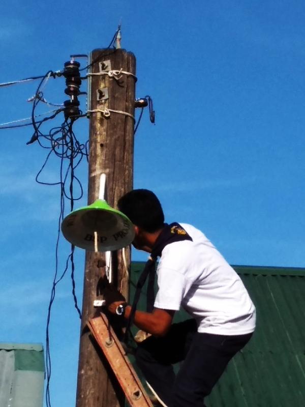 BRIGADA ESKWELA OVERLOAD 2018. Installation of shallow reflector lamp post