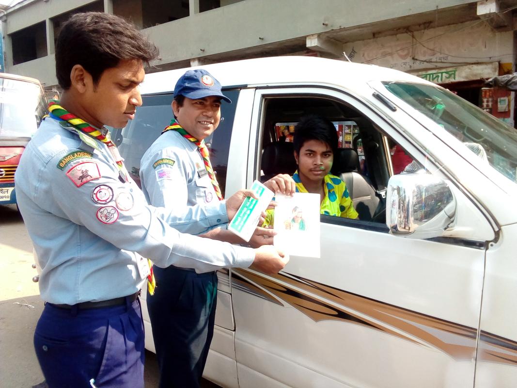 নিরাপদ সড়ক নিশ্চিত করণে জনসচেতনতা মূলক লিফলেট বিতরণ