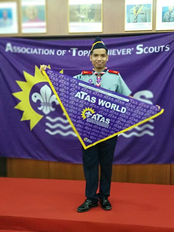 Menerima Lencana dan skarf ATAS