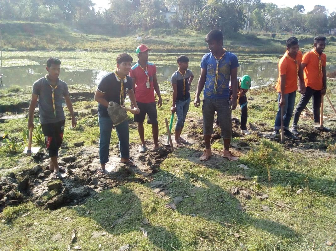 মাটি কেটে রাস্তা তৈরি