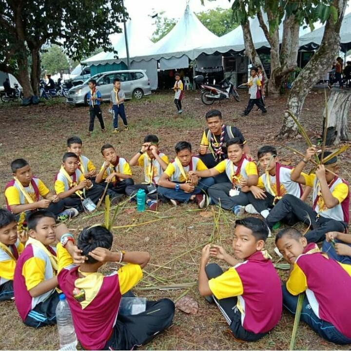 Bersama mengikut adik-adik di dalam korobori pengakap kanak-kanak menjalani aktiviti yang menarik di kem pengakap tengku muhammad ismail (KPTMI) 